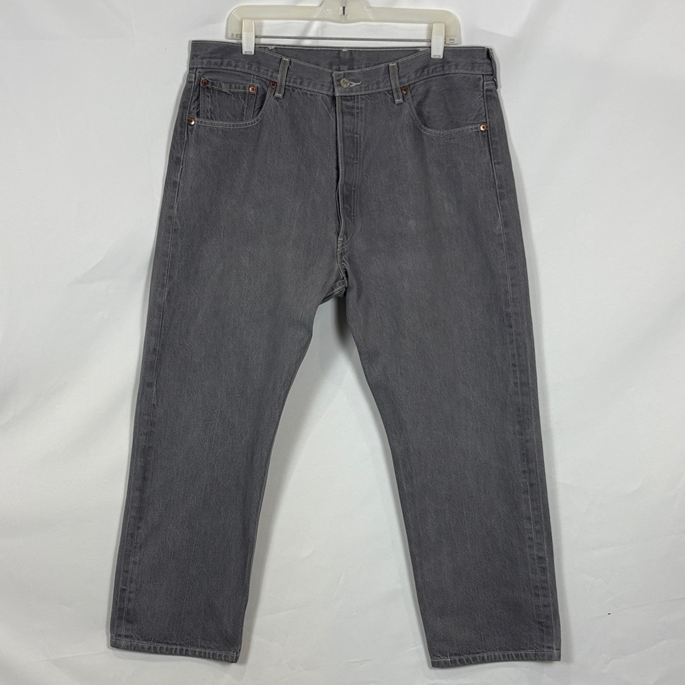 Levi' 501 Men's Relaxed Fit Jeans in Charcoal. Size 40x30